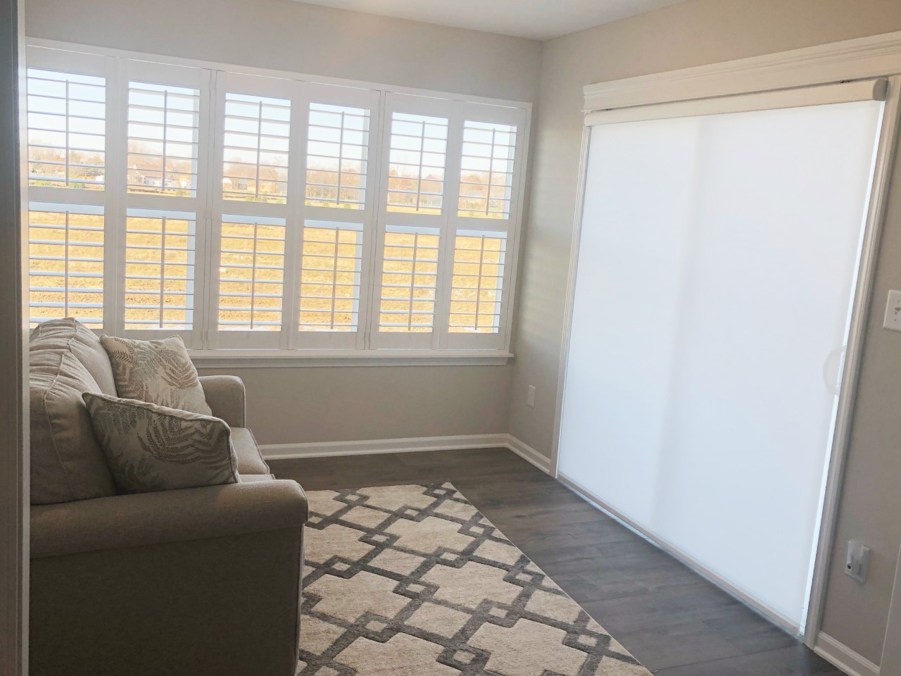Shutters White with Roller Shade Slider